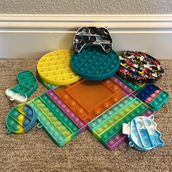 1 large, 3 medium 5 small pop-it’s with colorful designs. - Picture 5 of 5